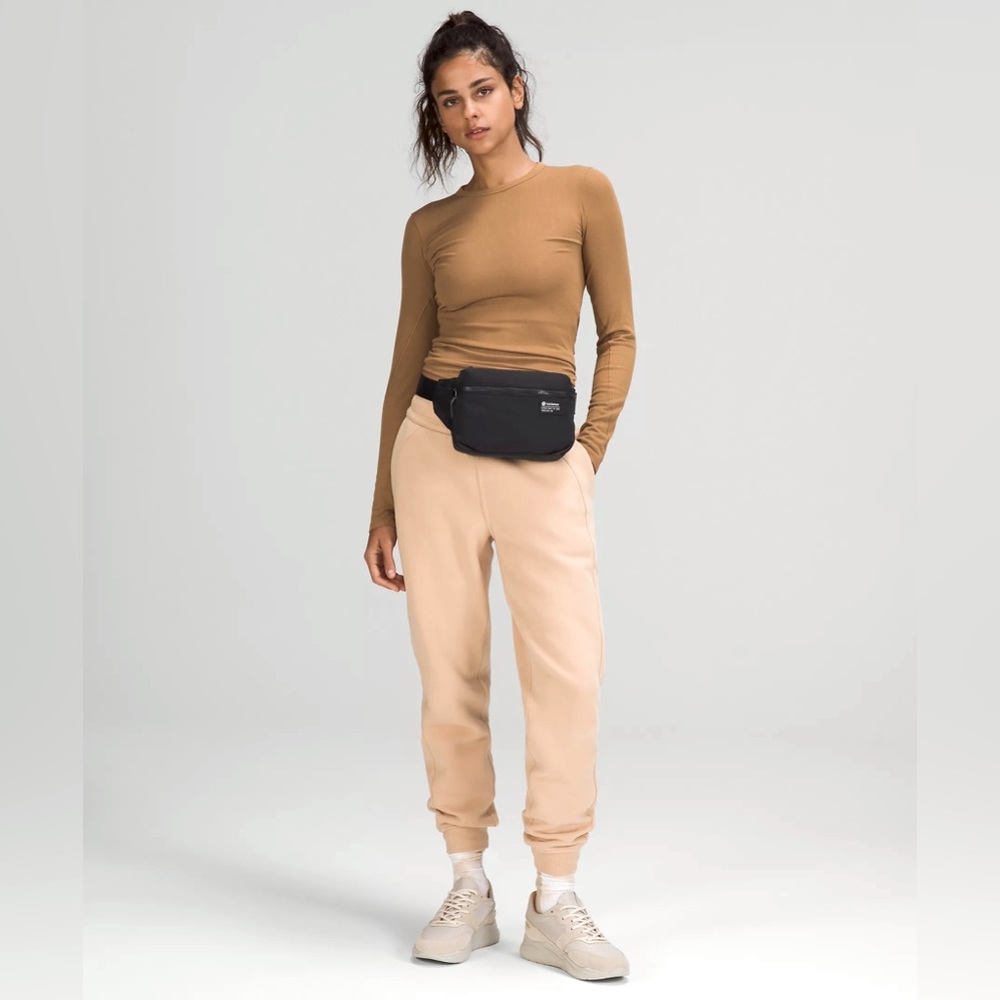 Lululemon clean lines • black Large